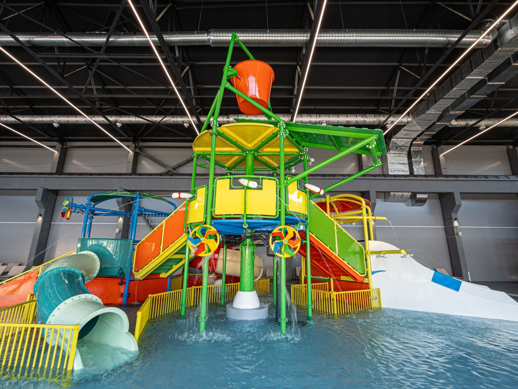 Крытый детский бассейн с аква-башней